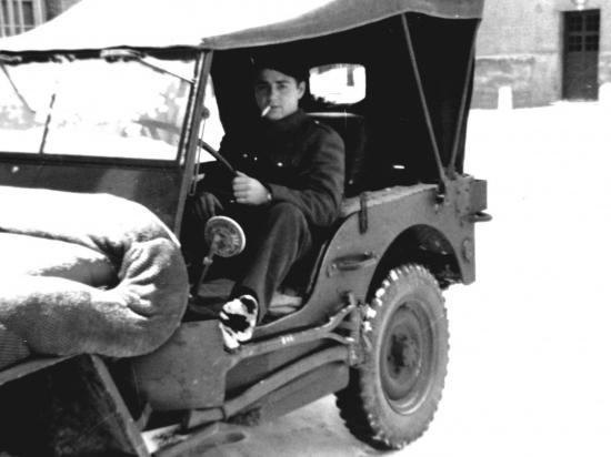 Jean-Jacques dans sa Jeep